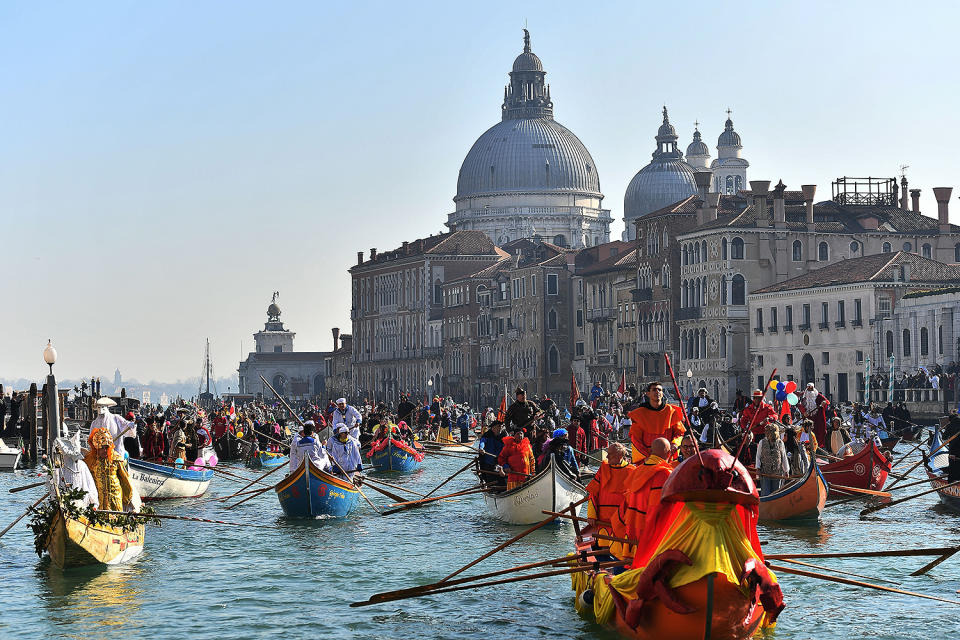 Before & After Photos of Busy Tourist Attractions Affected by the Threat of Coronavirus