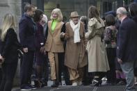 Joely Richardson, centro a la izquierda, y Vanessa Redgrave, centro a la derecha, llegan a la misa conmemorativa para la fallecida diseñadora Vivienne Westwood en la Catedral de Southwark, en Londres, el jueves 16 de febrero de 2023. (Foto AP/Kin Cheung)