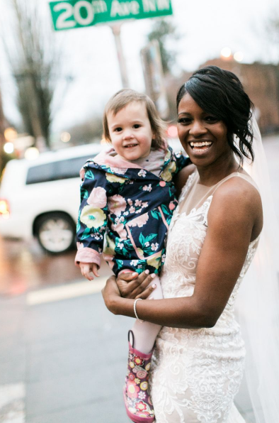 Sie hielt die Braut für die Protagonistin ihres Lieblingsbuches. (Bild: <a href="https://www.yahoo.com/style/little-girl-adorably-mistakes-bride-184302114.html" data-ylk="slk:Stephanie Cristalli Photography;elm:context_link;itc:0;sec:content-canvas;outcm:mb_qualified_link;_E:mb_qualified_link;ct:story;" class="link  yahoo-link">Stephanie Cristalli Photography</a>)