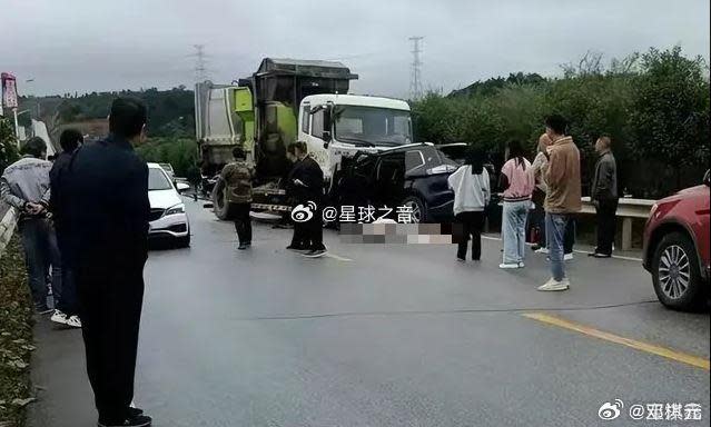 車禍現場，禮車內6人全數喪命。（圖／翻攝自微博）