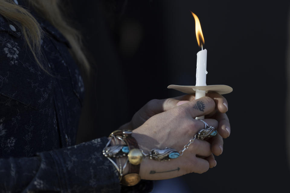 Una mujer sostiene una vela durante una vigilia en honor a las víctimas de la masacre en la Escuela Covenant, el miércoles 29 de marzo de 2023, en Nashville, Tennessee. (AP Foto/Wade Payne)