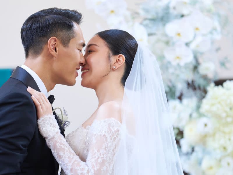 ▲楊祐寧（左）和老婆在教堂完成結婚儀式。（圖／玩下娛樂提供）