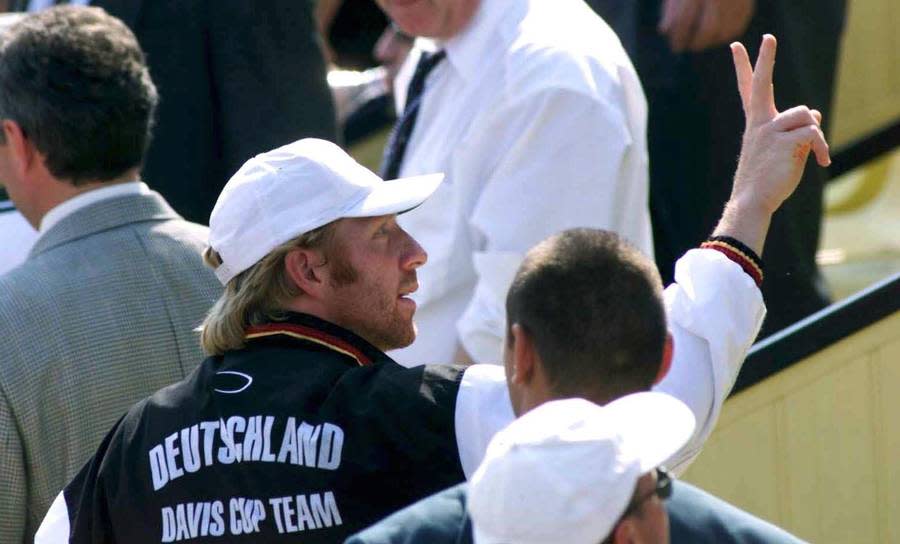 Ein Jahr später wird der viermalige Sportler des Jahres zum Teamchef der Davis-Cup-Mannschaft gewählt. 1999 tritt Becker nach insgesamt 49 Einzel-Karrieretiteln vom Profisport zurück