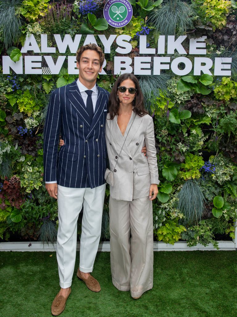 WIMBLEDON, INGLATERRA - 10 DE JULIO: George Russell y Carmen Montero Mundt asisten al Campeonato de Wimbledon 2024, celebrado en The All England Lawn Tennis Club, Wimbledon. Día 10, el 10 de julio de 2024 en Wimbledon, Inglaterra. (Foto de Stuart C. Wilson/Getty Images para AELTC)