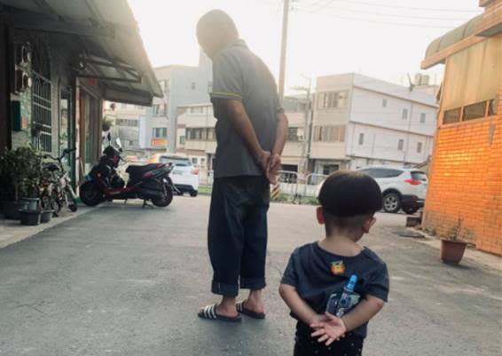 阿公逛夜市！「巡田水姿勢」牽老伴　一張照觸動萬人：太幸福