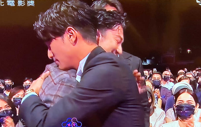 邱澤在上台領獎前與吳慷仁擁抱。（翻攝自三立電視）