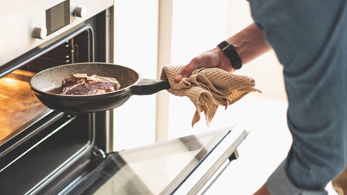 Oven Temperature Difference if Using a Metal or Glass Baking Pan