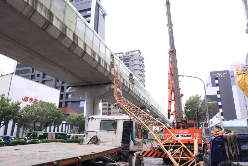 ▲台中市工地進行高空塔吊拆缷作業，塔吊掉落砸到捷運綠線車廂。（圖／台中市政府提供，2023.05.10）