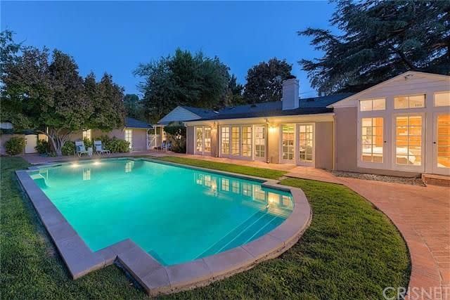 <p>And there’s also a stunning swimming pool. <br> (Realtor.com) </p>