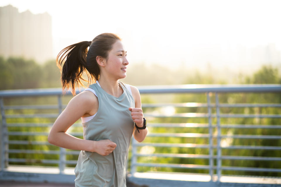 慢跑健走以及多曬太陽補充維他命D都是預防骨質疏鬆的方法。（示意圖/Getty Image）