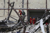 <p>Rescuers work on the debris on the earthquake site in Sarpol-e-Zahab in western Iran, Nov. 14, 2017. Rescuers are digging through the debris of buildings felled by the Sunday earthquake in the border region of Iran and Iraq. (Photo: Vahid Salemi/AP) </p>