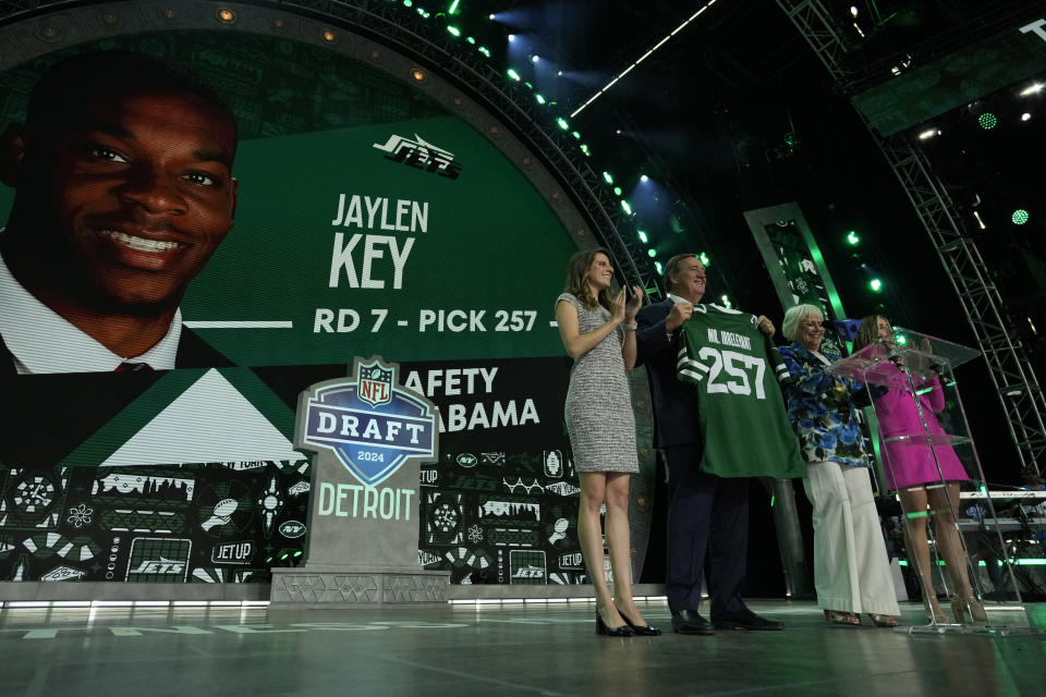 Melanie Salata Fitch anuncia a Jaylen Key como la última selección del draft de los Jets de Nueva York en el tercer día del draft el sábado 27 de abril del 2024 en Detroit. (AP Foto/Jeff Roberson)
