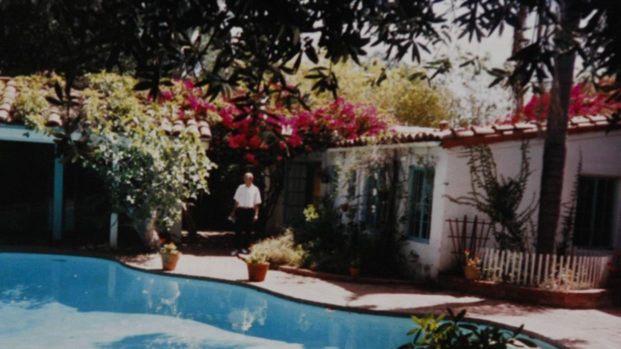 copy shot a photo o marilyn monroe's pool and backyard as it was when she owned the brentwood home