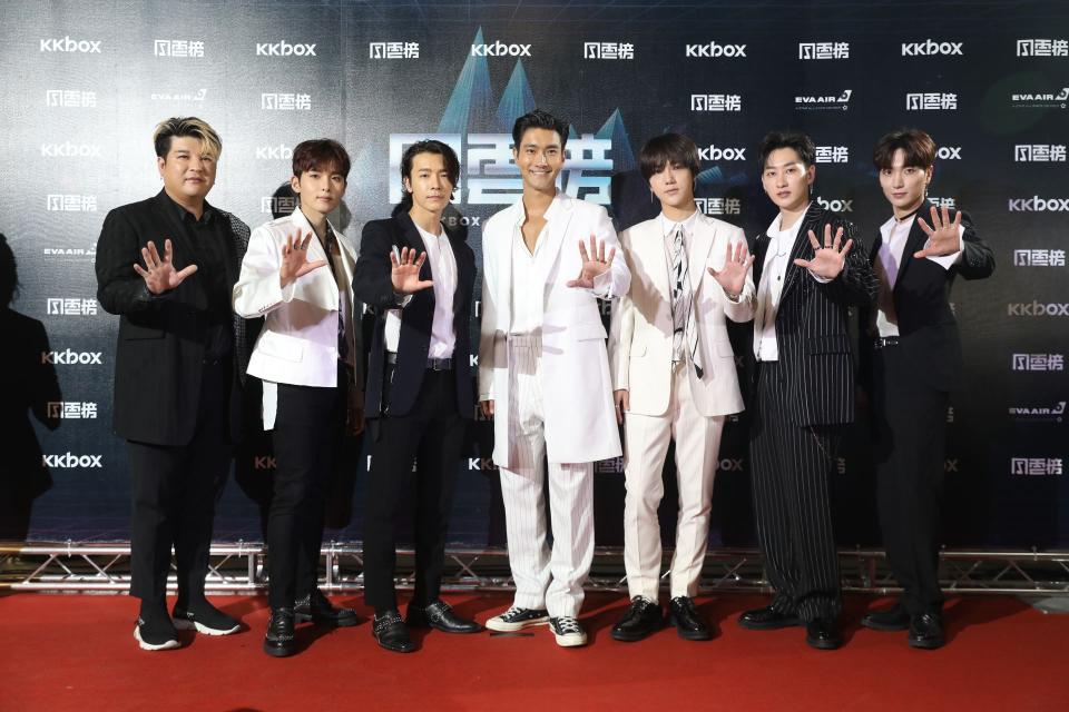 <p>韓流帝王 SUPER JUNIOR 成為KKBOX 風雲榜史上首組非華語風雲歌手，7 個人以一身黑白西裝登場熱唱，他們特別準備了三首超高人氣歌曲〈Black Suit〉、〈SORRY, SORRY〉、〈美人啊（BONAMANA）〉，加上帥氣的舞蹈表演，讓尖叫聲都快衝破小巨蛋屋頂！<br><br>嘴超甜的他們在現場電力大噴發，一下喊「親愛的寶貝們」、「演唱會結束給我打電話」、「台灣老婆～！」讓台下所有粉絲開心到都要暈過去！快來看看他們昨晚的表演吧！<br></p><cite>@KKBOX - Facebook</cite>