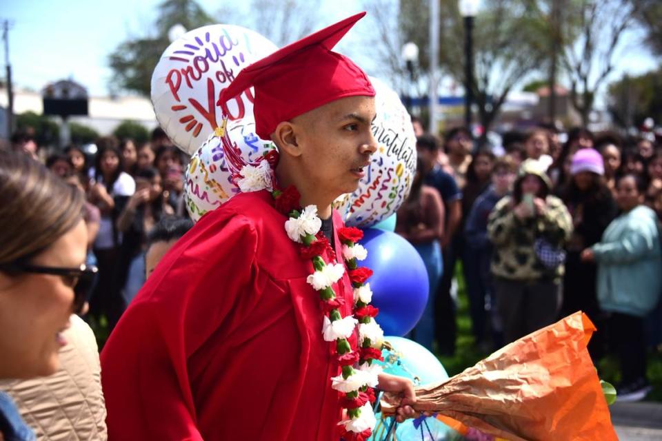 Gustine High School celebró una ceremonia de graduación especial el viernes 12 de abril de 2024 para Brian Ortiz Núñez, de 17 años de edad, quien está luchando contra un raro cáncer terminal,