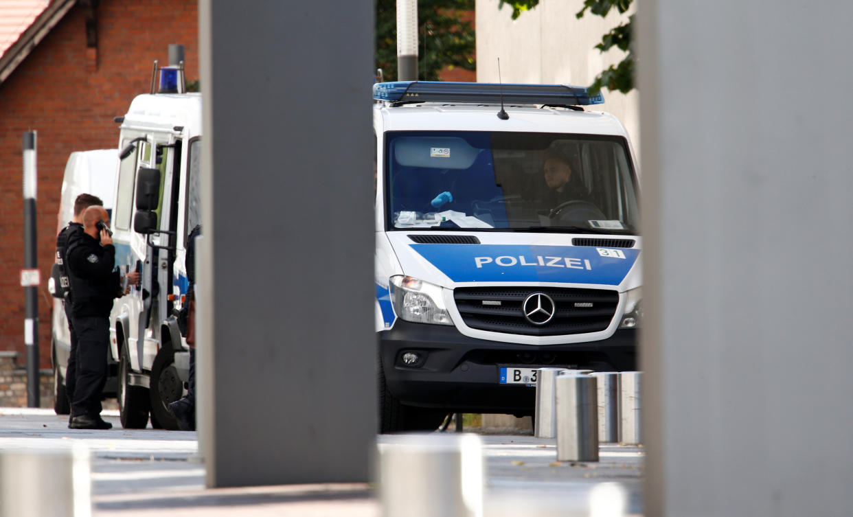 Polizeikräfte vor der Charité (Bild: Reuters/Michele Tantussi)