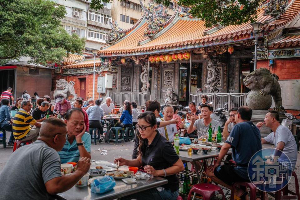 要找到在廟口前吃小吃又要在台北市，慈聖宮應該是萬中選一了。