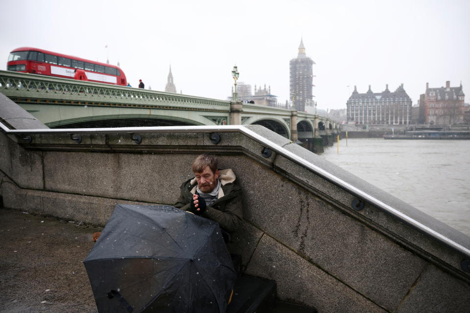 Ein wohnungsloser Mann sucht Schutz an einer Kaimauer gegenüber dem britischen Parlament in London.(Bild: REUTERS/Henry Nicholls)