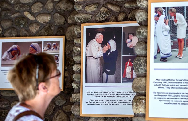 Una turista observa fotografías de la Madre Teresa de Calcuta expuestas en su Casa memorial en Skopje (Macedonia). (EFE)