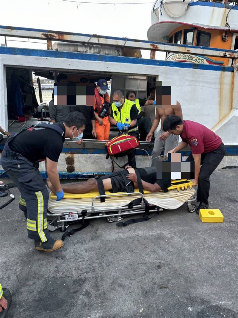 落海的男子救起後準備送醫。（圖／翻攝畫面）