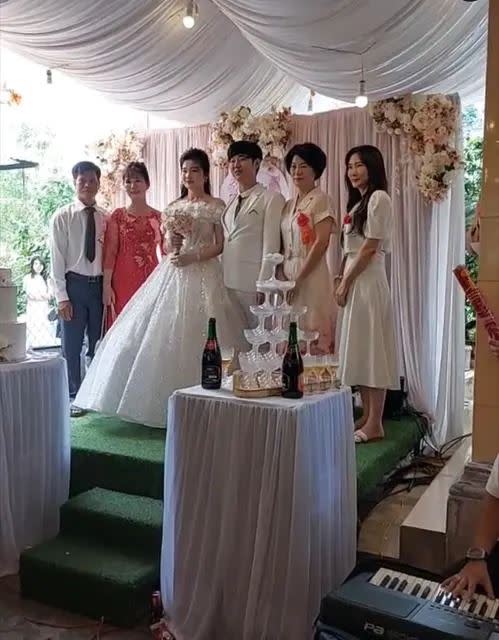 婚宴流水席辦在女方越南自宅院子裡，新娘的父母、韓國新郎的家屬都有出席。（圖／翻攝自Dcard）