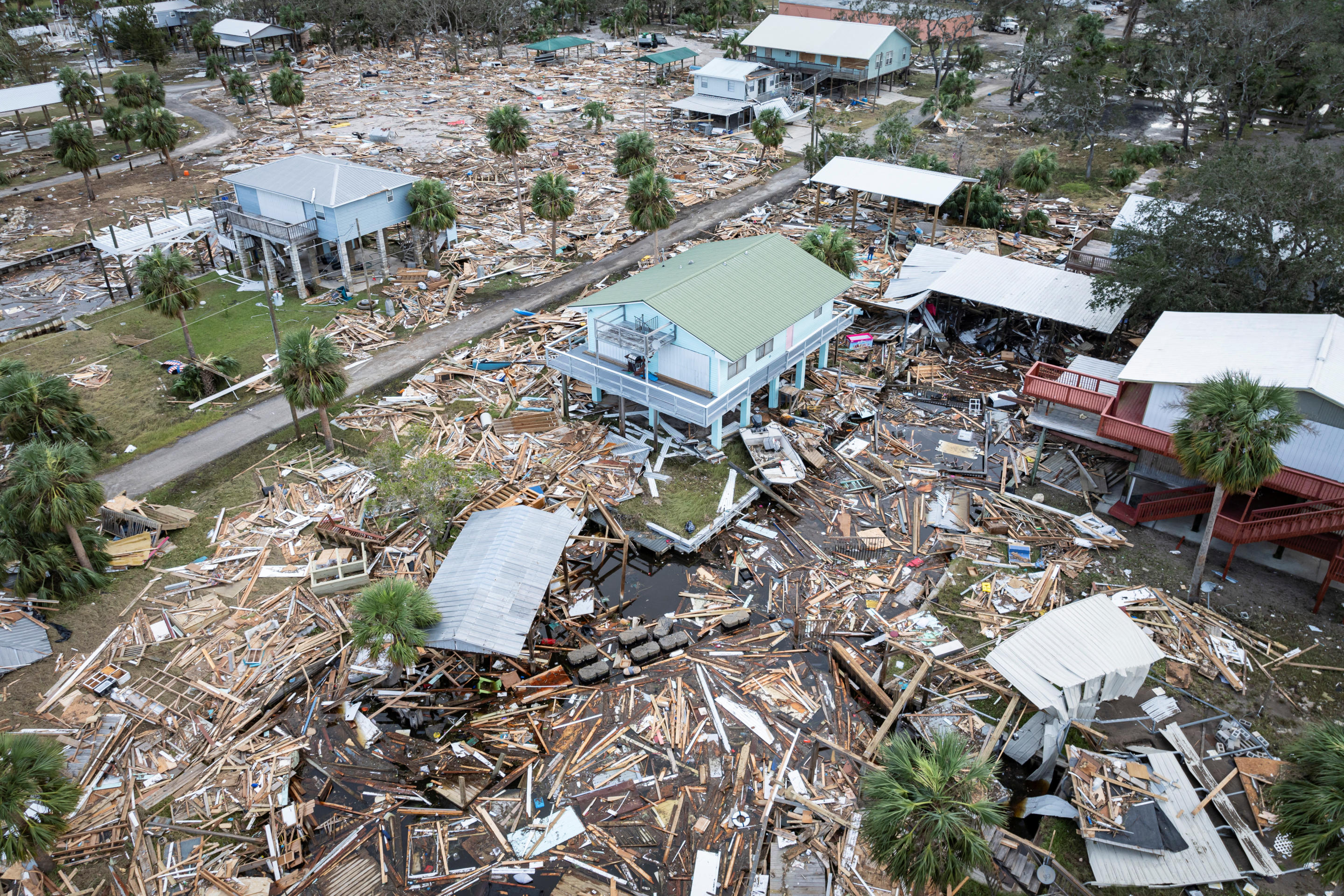 Un dron muestra una zona inundada y dañada tras el paso del huracán Helene en Horseshoe Beach, Florida, Estados Unidos, 28 de septiembre de 2024.  REUTERS/Marco Bello