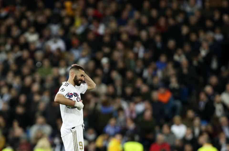 El astro del Real Madrid Karim Benzema reacciona durante el partido de octavos de final de la Liga de Campeones contra Manchester City en el estadio Santiago Bernabéu el miércoles, 26 de febrero del 2020. (AP Foto/Manu Fernández)