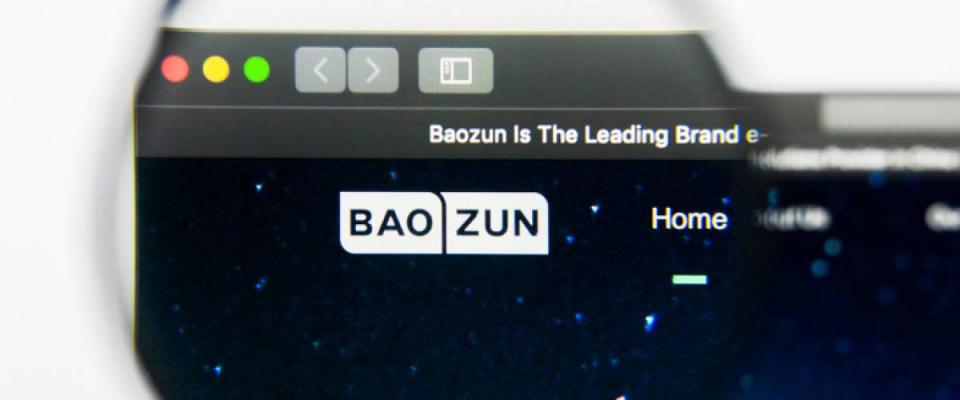 Editorial ilustrativo da página inicial do site da Baozun Inc. Logotipo da Baozun Inc visível na tela.