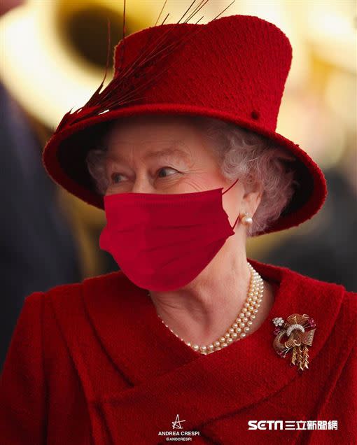 網路瘋傳一系列英國女王口罩搭配照，其實這全是義大利藝術家的幽默作品。（圖／藝術家 Andrea Cerspi 授權提供 ）