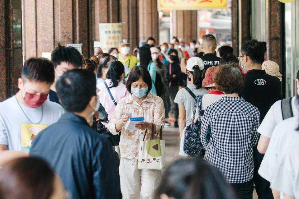 台灣單日本土個案破萬例，醫師預言高峰將出現在5月中，每天恐新增30萬人確診。（郭吉詮攝）