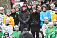 <p>Auch beim Abschlussfoto mit dem Eishockey-Verein Hammarby zeigte das royale Paar äußerst gute Laune – genauso wie die Spielerinnen und Spieler, die mit aufs Foto durften. (Bild: Reuters) </p>