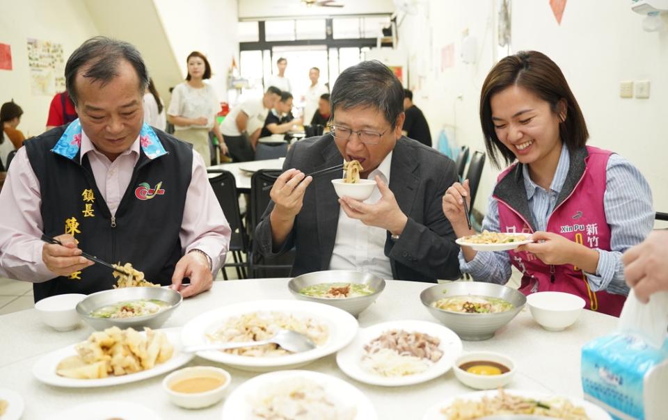 《圖說》新竹縣長楊文科17日趁行程空檔，前往新埔大啖客家粄條。（圖／新竹縣政府提供）