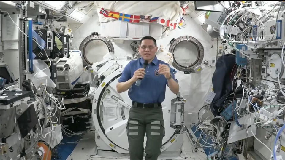 Flytande i Japans Kibo-laboratoriemodul på den internationella rymdstationen svarar astronauten Frank Rubio på frågor från reportrar om hans långa årslånga flygning.  / Fotokredit: NASA TV