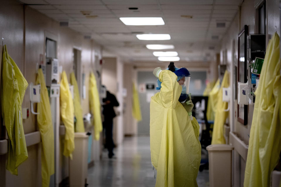 La escasez de equipo de protección personal al principio de la pandemia dejó a los trabajadores sanitarios de primera línea sin el equipo adecuado. (Erin Schaff/The New York Times)