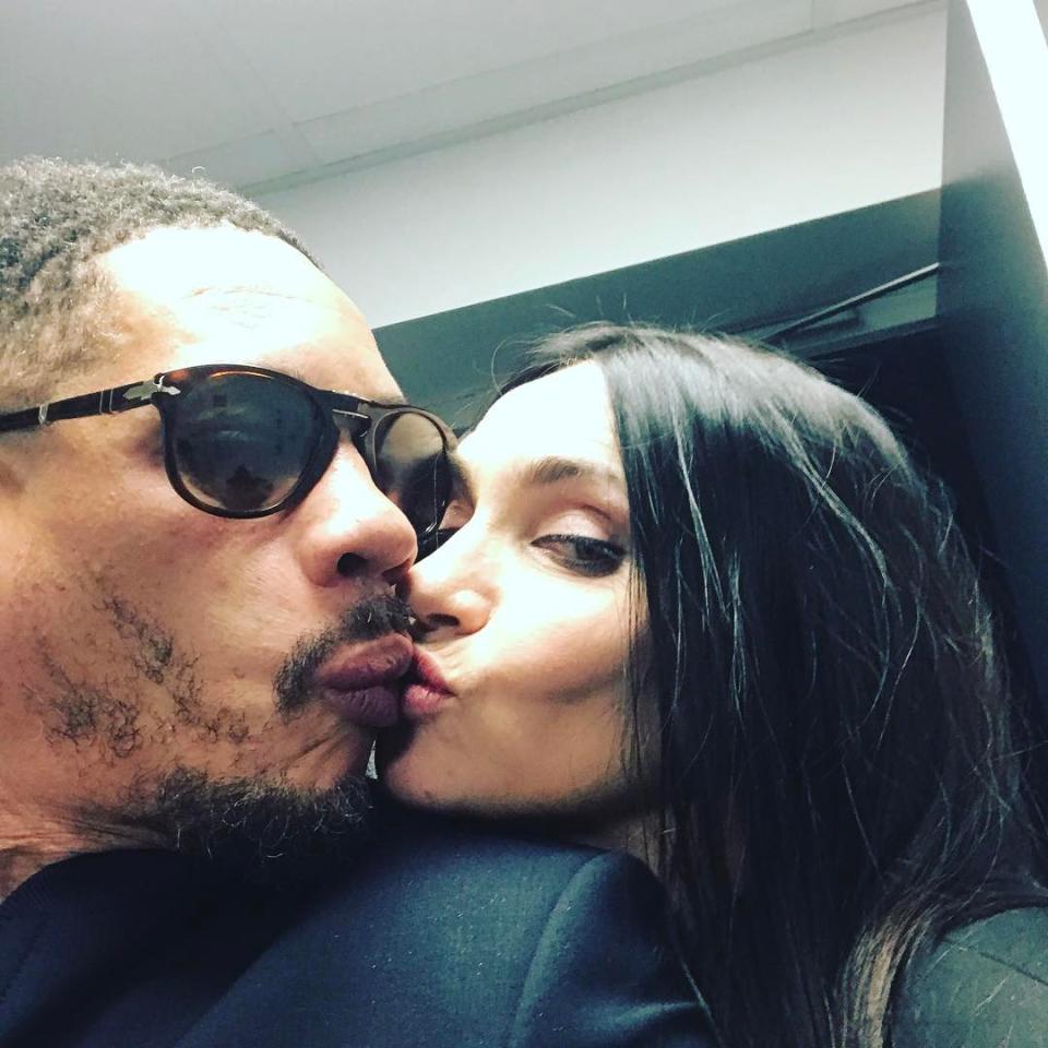 "Qui aime bien châtie bien" est un adage qui semble parfaitement correspondre à JoeyStarr et Béatrice Dalle. Cette dernière surnomme affectueusement le rappeur "<em>Cafard</em>", qui adore de son côté l’appeler "<em>Jean-Claude</em>", mais aussi "<em>l’enclume</em>". Invitée sur le plateau de <em>Clique Dimanche</em> en 2018, l’actrice explique l’origine de ce qualificatif : "<em>Quand je le voyais brancher une meuf, j’arrivais, je fracassais tout et il disait :</em> 'Je vous avais dit que ma femme c’était une enclume !'<em>"</em> <em>(Photo by joeystar_r_dah_punkfunkhero on Instagram)</em>