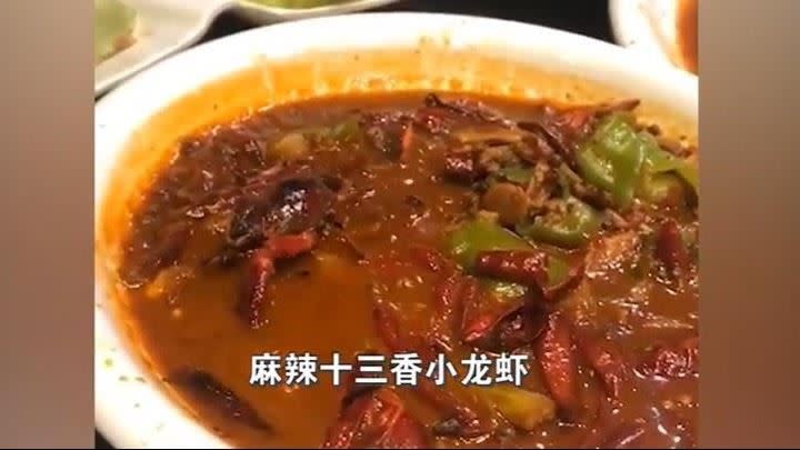 用餐到一半，盤裡的小龍蝦「復活」。（圖／翻攝自鳳凰新聞）