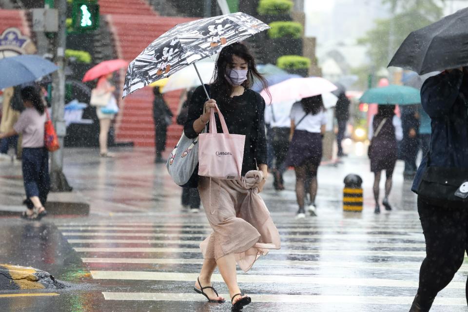 台北市上班時間下起大雨。廖瑞祥攝