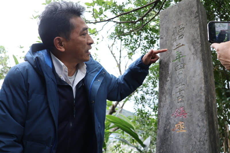 宜蘭古蹟「金刀比羅神社」石柱遭塗色受損 位於宜蘭蘇澳砲台山風景區內古蹟「金刀比羅社」的 社名石柱遭人塗色，蘇澳鎮長李明哲（圖）1日踏勘 表示，古蹟遭塗色公所不能擅自復原，會依規定通報 縣府文化局，也認為縣定古蹟不能只是指定後就任其 荒蕪，盼縣府與財政部國有財產署能有更積極維護作 為。 （蘇澳鎮公所提供） 中央社記者王朝鈺傳真  113年3月1日 