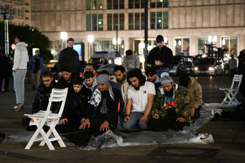 Muslime beten nach einer propalästinensischen Demo am Berliner Alexanderplatz (Bild: REUTERS/Annegret Hilse)