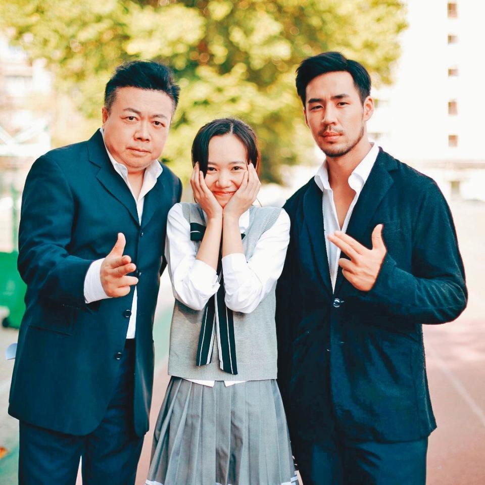 董至成（左）兩年前開始西進大陸，去年十月到武漢拍攝時，與劇中藝人合照。（翻攝自董至成微博）