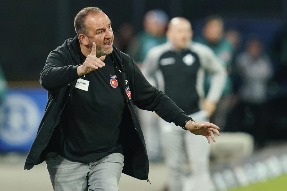 Heidenheim coach Frank Schmidt shouts instructions to his players during the Bundesliga soccer match between SV Darmstadt 98 and 1. FC Heidenheim in Darmstadt, Germany, Sunday April 28, 2024. (Uwe Anspach/dpa via AP)