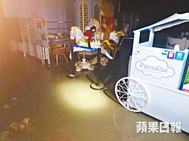 山竹襲港時，Cafe Paradise水浸嚴重。受訪者提供