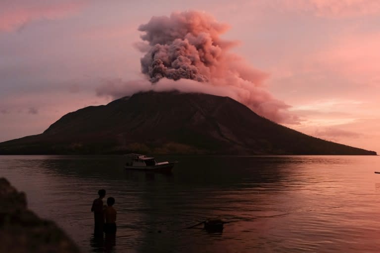 Der indonesische Vulkan Ruang ist am Freitag erneut ausgebrochen. (Ronny Adolof BUOL)