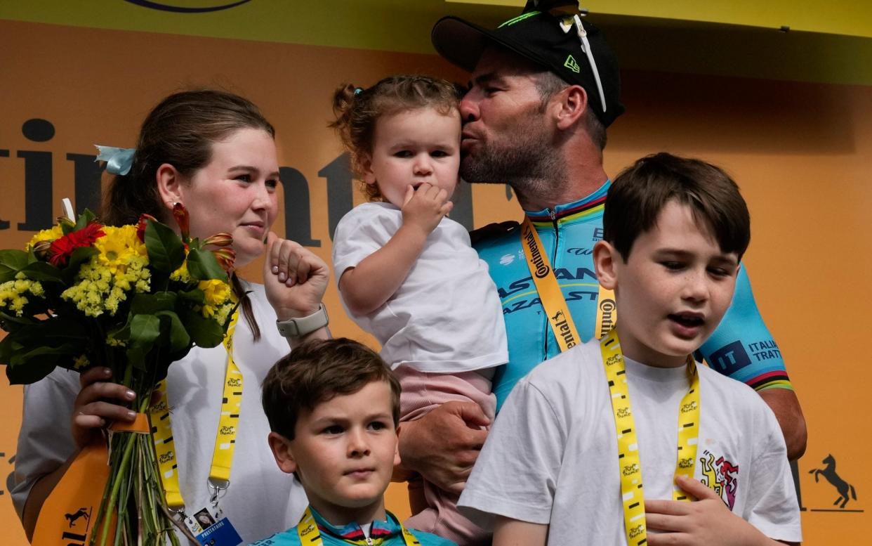 Cavendish on the podium with his kids