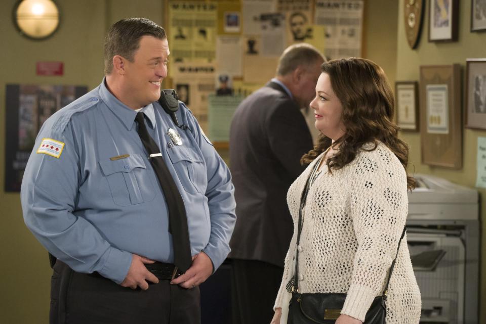 Billy Gardell Melissa McCarthy on set