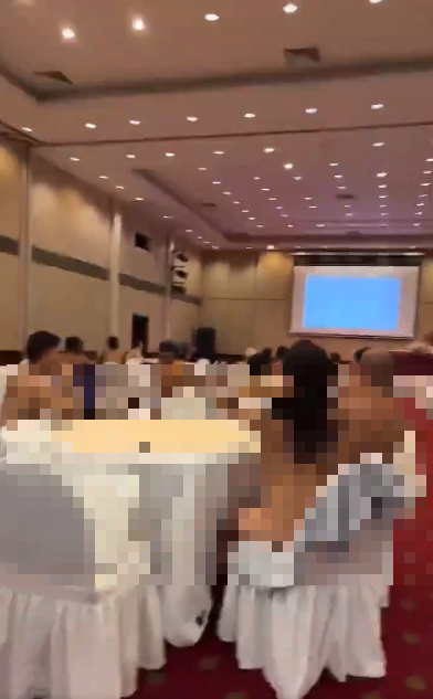 網友傳中國聚眾淫亂影片，在一個宴會廳裏，現場民眾全都一絲不掛，沒穿衣服。   圖：翻攝自 Petrichor X（前推特）帳號