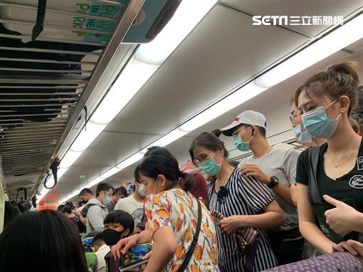 台鐵車廂內擠滿人。（圖／劉小姐提供）