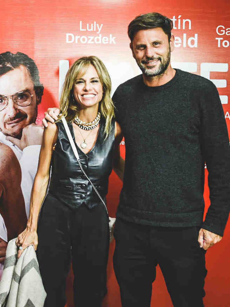 Con un look total black, Mariana Fabbiani y su marido Mariano Chihade posaron antes de entrar a ver la obra en el Cantegrill. Mientras ella combinó un pantalón de vestir con un chaleco de cuero, el productor lució jeans y sweater al tono.  