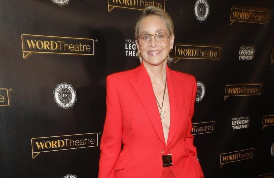 Sharon Stone a fait une apparition haute en couleur. Ce samedi 18 mars, l’actrice était présente à la soirée commémorant les 50 ans de la guerre du Vietnam. La cérémonie anniversaire avait lieu au Hollywood Legion Theatre, à Los Angeles. Les troupes américaines du Vietnam et le dernier groupe de prisonniers de guerre étaient mis à l’honneur ce soir-là. D’anciens combattants de la seconde guerre du Golfe étaient également présents. Lire aussi : Histoire d’une tenue : le t-shirt Gap de Sharon Stone aux Oscars 1996La comédienne a fait une arrivée remarquée dans un élégant tailleur rouge décolleté. Celui-ci se composait d’un blazer oversize fermé par un simple cadenas doré, ainsi que d’un large pantalon. La star de 65 ans arborait également de grandes lunettes rétro et avait coiffé ses cheveux en arrière pour un look chic et élégant. De plus, l’actrice avait opté pour un maquillage très léger. Elle est apparue souriante sur le tapis rouge, se prêtant au jeu des photographes. Lire aussi : « La beauté de vivre deux fois » : les confessions de Sharon StoneSharon Stone en deuil Il y a quelques jours, l’actrice était présente au gala caritatif organisé par Women’s Cancer Research Fund, à Beverly Hills. Durant la soirée, Sharon Stone a reçu le prix de « Courage Women ». Elle avait alors fait un discours dans lequel elle revenait sur le récent décès de son frère, Patrick, à la suite d’une maladie cardiaque. « Mon frère vient de mourir, et ça ne veut pas dire que je ne suis pas là. C’est une période compliquée pour tout le monde », avait-elle déclaré. Sharon Stone avait également confié avoir perdu la moitié de sa fortune à cause de la crise bancaire aux États-Unis.