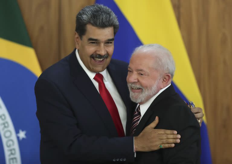 El presidente de Venezuela, Nicolás Maduro, a la izquierda, y el presidente de Brasil, Luiz Inácio Lula da Silva, finalizan una conferencia de prensa en el palacio de Planalto en Brasilia, Brasil, el lunes 29 de mayo de 2023. (AP Foto/Gustavo Moreno)